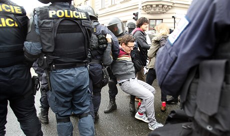 Policie zasahovala proti lidem, kteí se snaili zablokovat prvod pravicových...