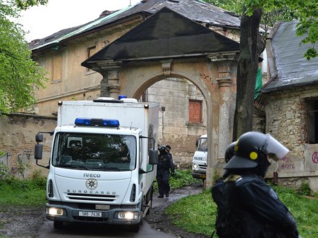 Speciální poádková jednotka zasahovala proti squatterm u usedlosti Cibulka v Praze.