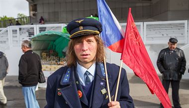 Nkte pvrenci dorazili v dobovch uniformch a s vlajkami Sovtskho svazu.