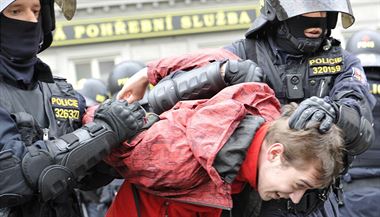 Bhem protestu policie zajistila 57 lid, dva policist jsou lehce zranni.