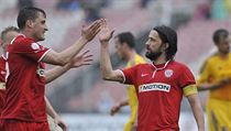 Domácí hráči se radují z gólu - vlevo David Pašek, vpravo autor gólu a kapitán...