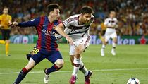 Lionel Messi z Barcelony se sna pejt pes Xavi Alonsa.