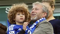 Majitel Chelsea Roman Abramovich se usmívá se svým synem Aaronem - Chelsea je...