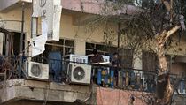 Obyvatelé Bagdádu sledují místo činu z balkonů.
