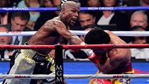 Floyd Mayweather (vlevo) a Manny Pacquiao