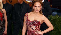 Zpvaka Jennifer Lopez v prhledných atech