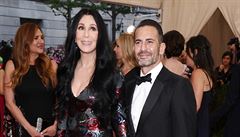 Zpvaka Cher  v doprovodu módního návrháe Marca Jacobse