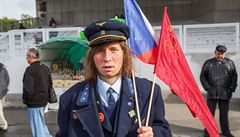 Nkteí pívrenci dorazili v dobových uniformách a s vlajkami Sovtského svazu.