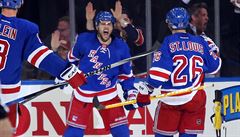 Hrái New York Rangers se radují z gólu.