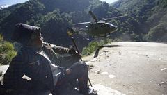 Vojenský vrtulník se snaí pistát v okrese Sindhupalchok, aby evakuoval...