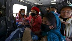 Armádní vrtulníky evakuují obyvatele okresu Sindhupalchok do Káthmándú.
