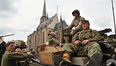 V Plzni vyvrcholily oslavy hodinovou vojenskou pehldkou