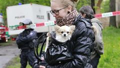 Zhruba po dvou hodinách lidé opustili squatt. Nkteí i s domácími mazlíky.