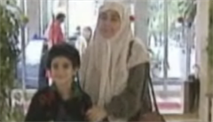 Omar Khadr s matkou Mahou. Ta ho vdy pokládala za své oblíbené dít.