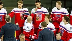 DOLADIT DETAILY. Radek Smole�ák upravuje výstroj Janu Kolá�ovi.