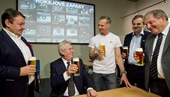 Slavnostní p�ípitek. Milo� Zeman si vychutnal p�llitr plze�ského piva a p�ál...