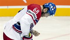 SNAD NENÍ ZLOMENÝ. Jaromír Jágr si kontroluje malí�ek, do kterého ho sekl...