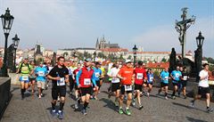 KARLV MOST. Maratonci se probhli na turisticky nejádanjích místech Prahy.