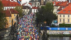 KARLV MOST. Maratonci se probhli na turisticky nejádanjích místech Prahy.
