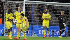 Ramires slaví se spoluhrái z Chelsea gól.