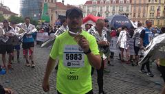 Redaktor LN Martin Shabu v cíli praského maratonu s pamtní medailí.