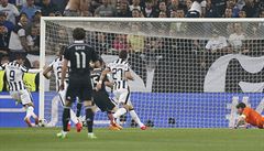 Alvaro Morata z Juventusu skóruje do sít Realu Madrid.
