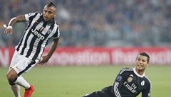 Cristiano Ronaldo (vpravo) nezastavil Artura Vidala z Juventusu.