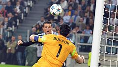 NETRADIN HLAVOU. Cristiano Ronaldo skóruje do brány Gianluigiho Buffona.