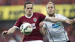 Mario Holek ze Sparty si kryje mí� p�ed dotírajícím plze�ským zálo�níkem...