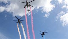Nad hlavami pítomných peletly ti vrtulníky Mi-24 vypoutjící kou v...