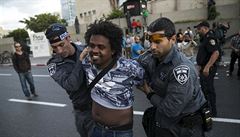 Izraelská policie zadruje faláského demonstranta.