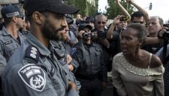 �idovka etiopského p�vodu k�i�í na izraelského policistu b�hem protest� v Tel...