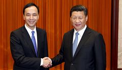 Čínský prezident Si Ťin-pching (vpravo) a předseda vládnoucí tchajwanské... | na serveru Lidovky.cz | aktuální zprávy