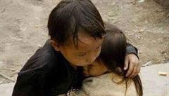 Svět dojímá falešná fotka dětí ‚z Nepálu‘. Ve skutečnosti vznikla před lety ve Vietnamu