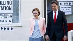 éf opoziní labouristické strany Ed Miliband s manelkou Justine odchází z...