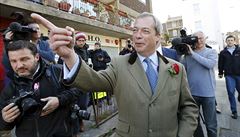 Nigel Farage, pedseda strany UKIP, pdchází z volební místnosti.