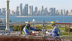 Zahraniní dlníky eká v Kataru vysilující mnohahodinová práce v prudkém...