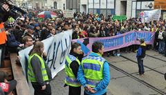 Proti pochodu 200 píznivc Dlnické mládee v Brn se postavilo kolem 1500...