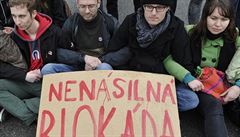Nenásilná blokáda proti prvodu zhruba dv st píznivc DSSS a Dlnické...