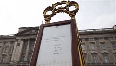 Oznámení o narození královského potomka ped Buckinghamským palácem.