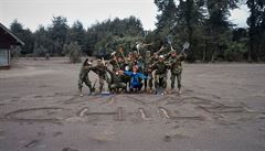 Dvojice cestovatel� Jana Haru��áková a Martin Hab�ák pomáhají odklízet následky...