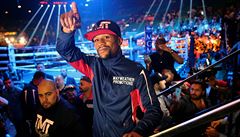 Floyd Mayweather se po váení zdravil s diváky