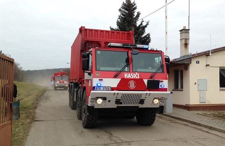 Díve vyjídli konvoje hasi a policie z Vrbtic, nyní z Bojkovic