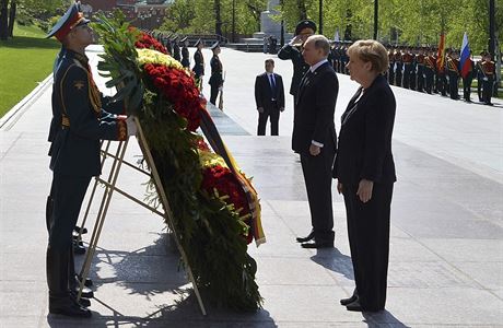 Angela Merkelová a Vladimir Putin pokládají vnec k hrobu neznámého vojáka