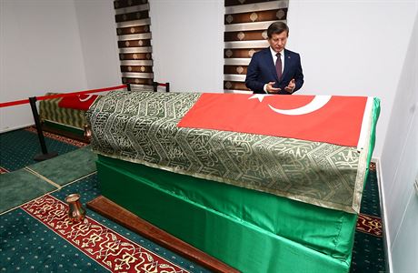 Turecký premiér Davutoglu pi návtv hrobky áha Sulajmána.