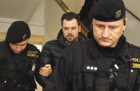 Petr Kramný v doprovodu policie.