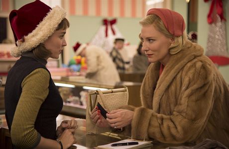 Rooney Mara a Cate Blanchet ve filmu Carol.