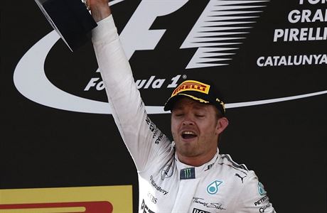 Nico Rosberg s trofej pro vtze Velk ceny panlska.