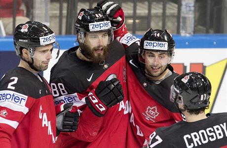 Hokejisté Kanady se radují z gólu v zápase proti Blorusku.