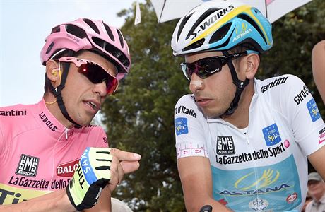 Alberto Contador (vlevo) i Ital Fabio Aru v diskuzi.